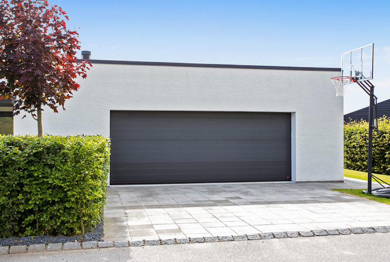 stor enkel garageport i grå sable granit
